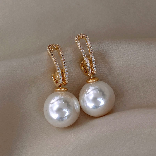 Élégantes boucles d'oreilles en perles avec zircones