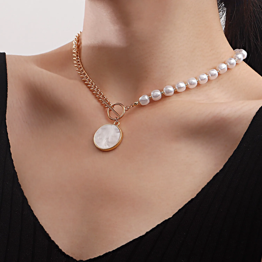 Collier élégant en perles et pierres blanches