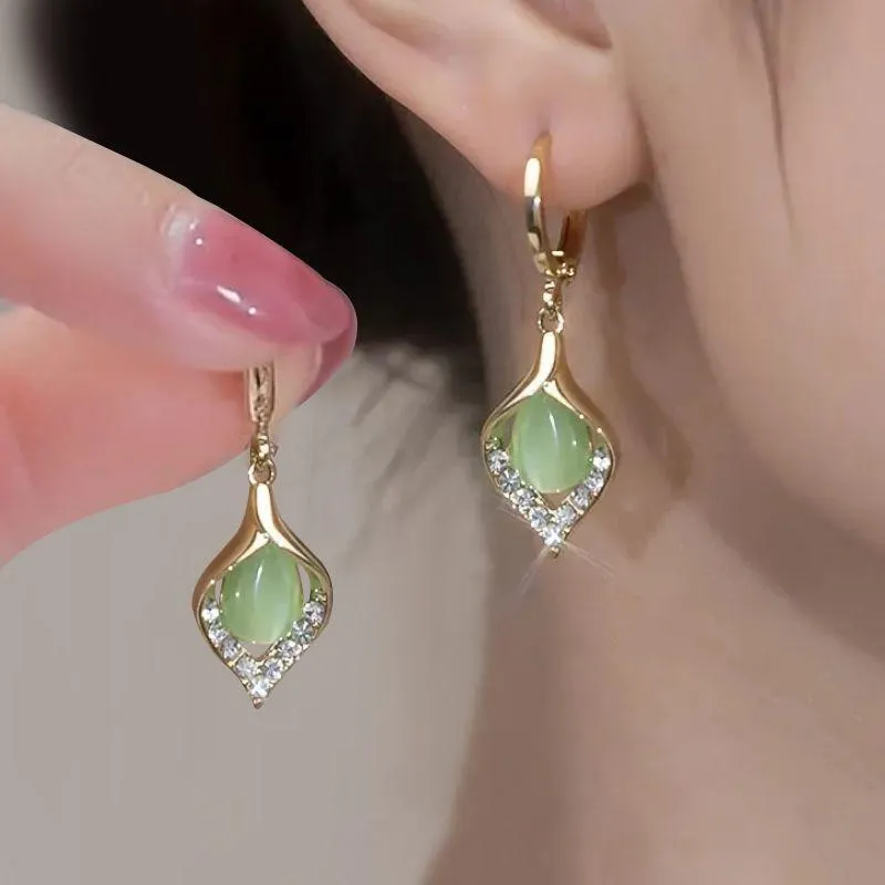 Élégantes boucles d'oreilles pendantes en cristal vert
