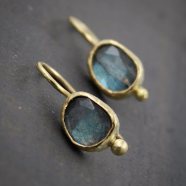 Boucles d'oreilles vintage en or avec incrustations de pierres bleues