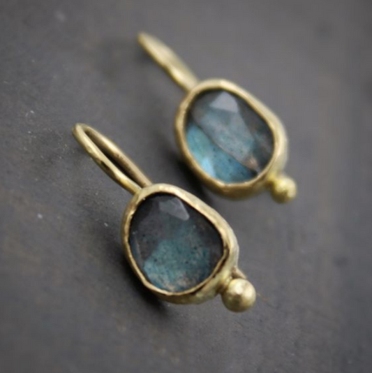 Boucles d'oreilles vintage en or avec incrustations de pierres bleues