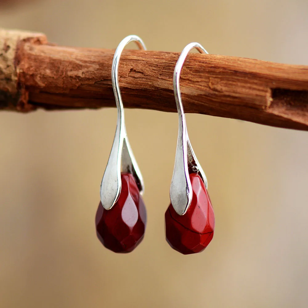 Boucles d'oreilles vintage rouges en forme de goutte