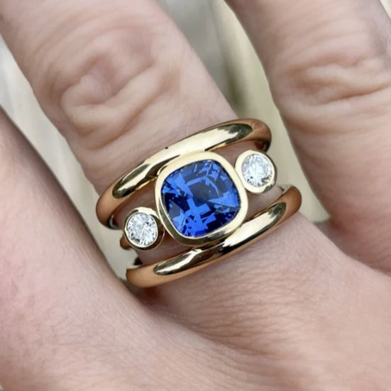Bague vintage en or avec zircone bleue