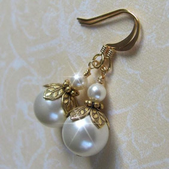 Boucles d'oreilles vintage pendantes en forme de fleur avec perles et or - Lydieannejewelry