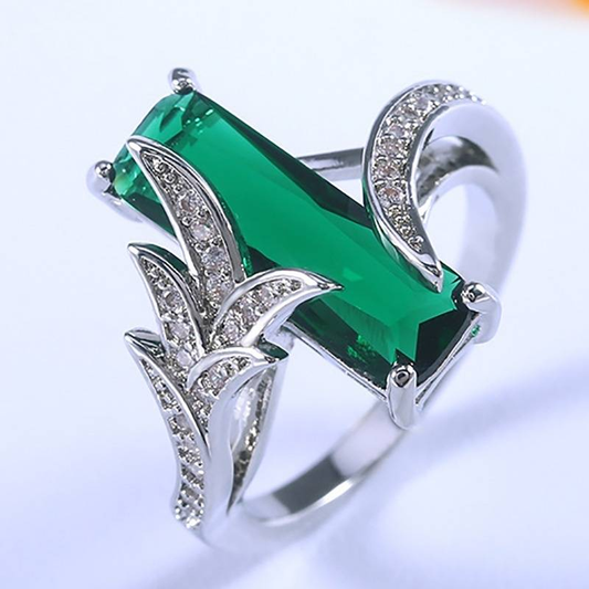Bague vintage rectangulaire en argent avec cristal vert