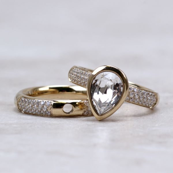 Ensemble de bagues vintage brillantes en forme de goutte