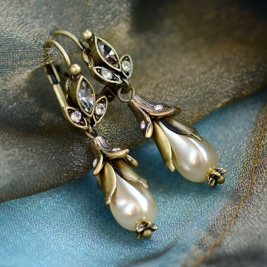 Boucles d'oreilles vintage pendantes en forme de fleurs avec perles - Lydieannejewelry