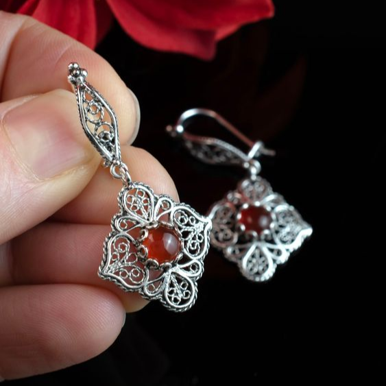 Boucles d'oreilles vintage Mandala en cristal rouge - Lydieannejewelry