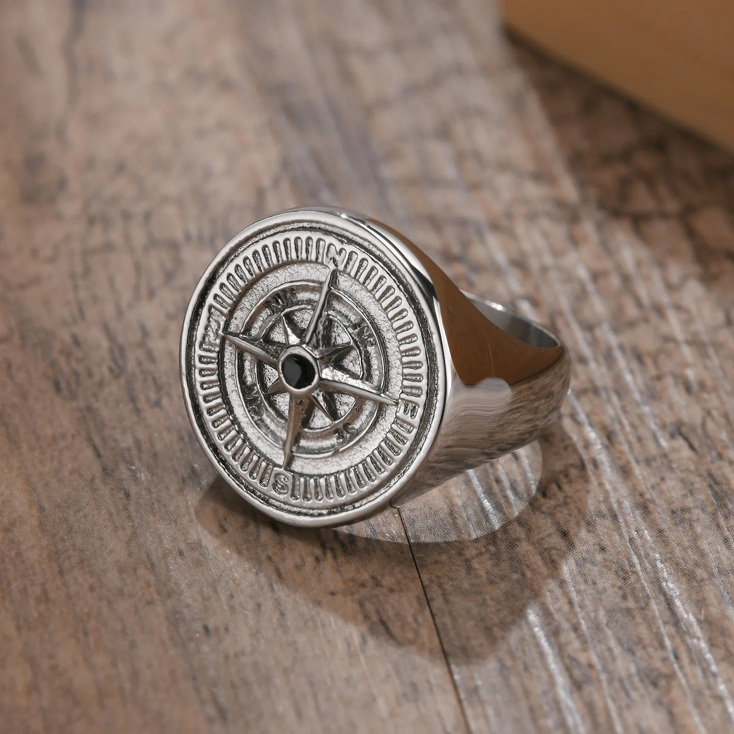 Bague argentée avec motif compas et pierre sombre - Lydieannejewelry