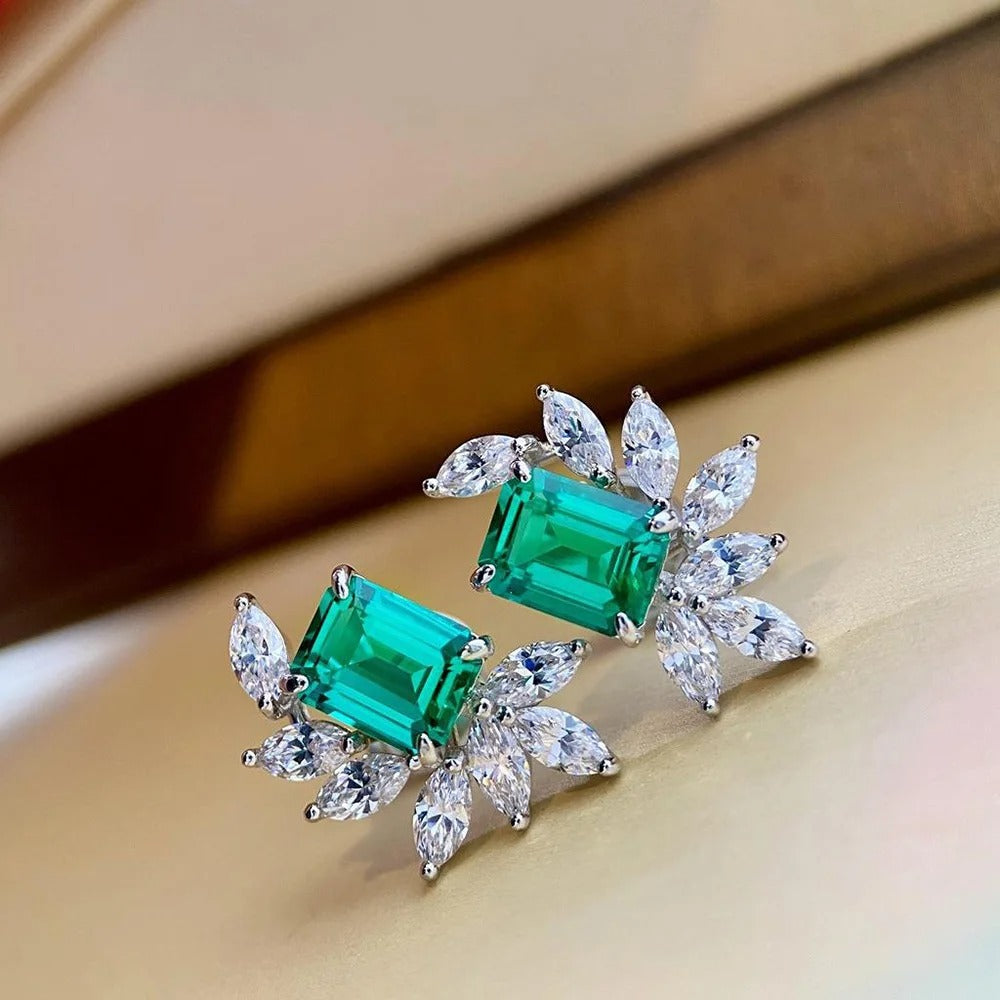 Boucles d'oreilles rectangulaires vertes en pierres précieuses et pétales blancs étincelants - Lydieannejewelry