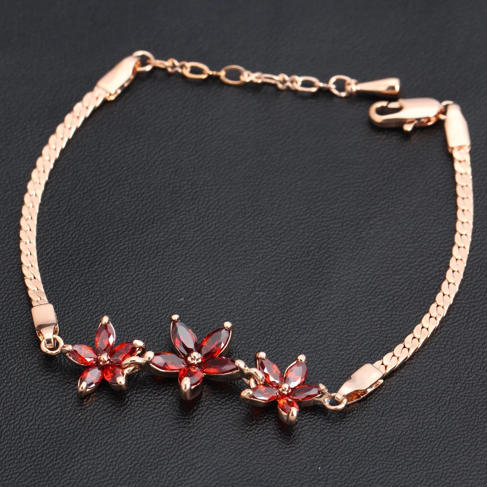 Bracelet rétro en or rose avec trois fleurs en cristal rouge - Lydieannejewelry
