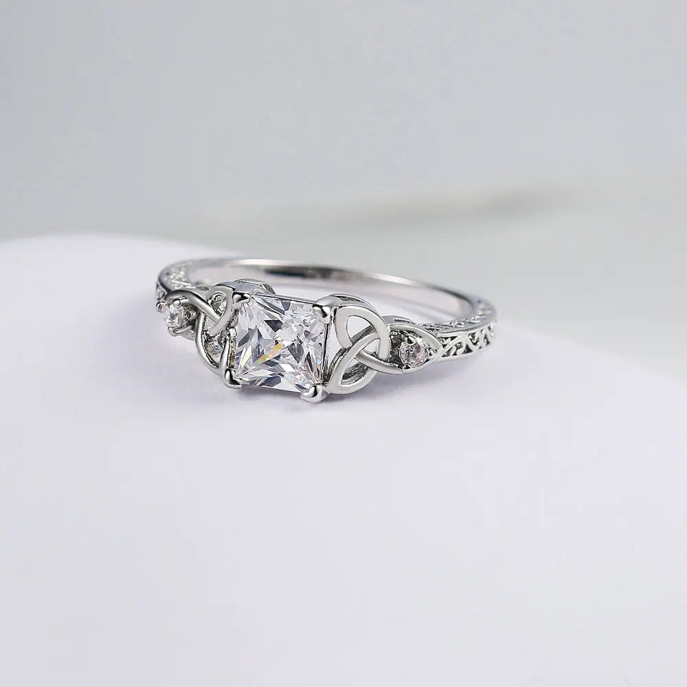 Bague argentée avec motif nœud et pierre précieuse carrée - Lydieannejewelry