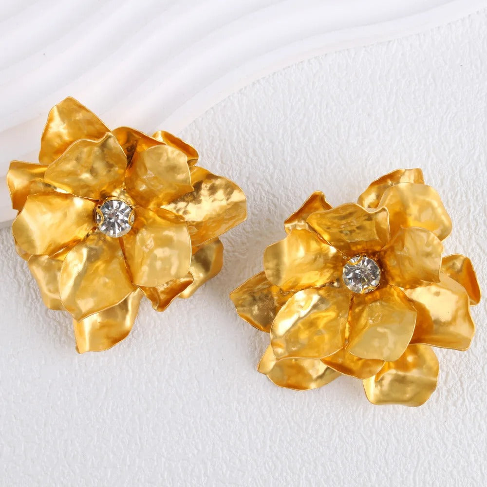 Grandes boucles d'oreilles artistiques en cristal et fleurs dorées - Lydieannejewelry