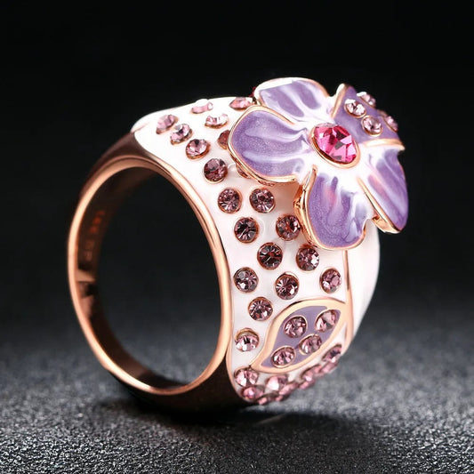 Bague classique en or rose avec motif floral violet et cristaux - Lydieannejewelry