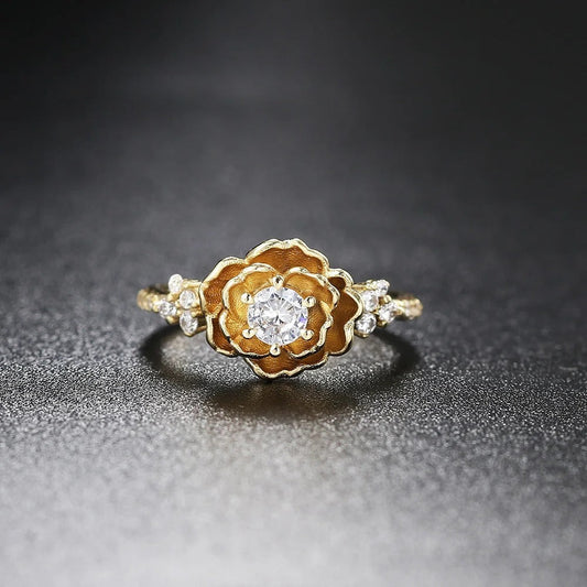Bague classique en or avec pierre précieuse centrale et cristaux sur les côtés - Lydieannejewelry