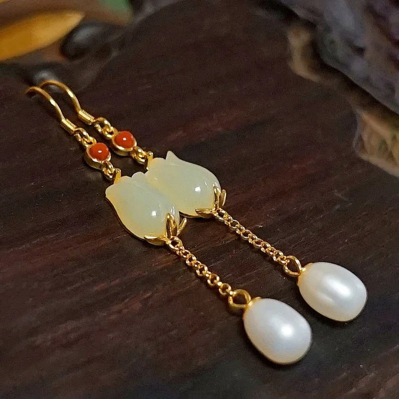 Boucles d'oreilles classiques en or et ivoire avec chaîne, fleurs de jade et perles - Lydieannejewelry