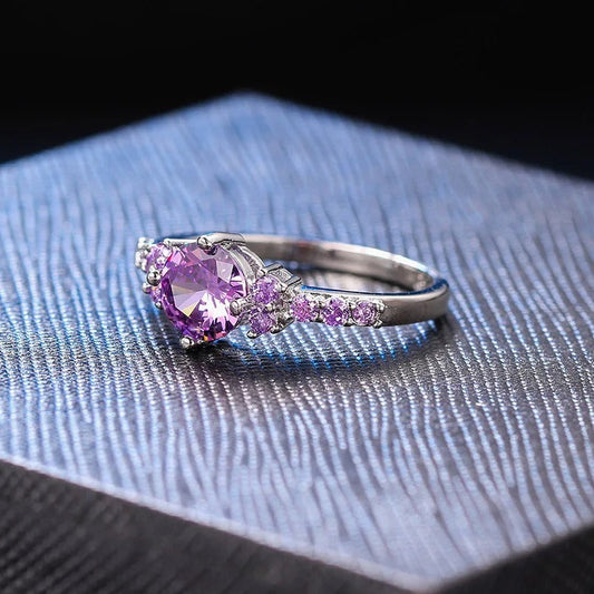 Bague argentée avec pierre centrale violette et pierres latérales étincelantes - Lydieannejewelry