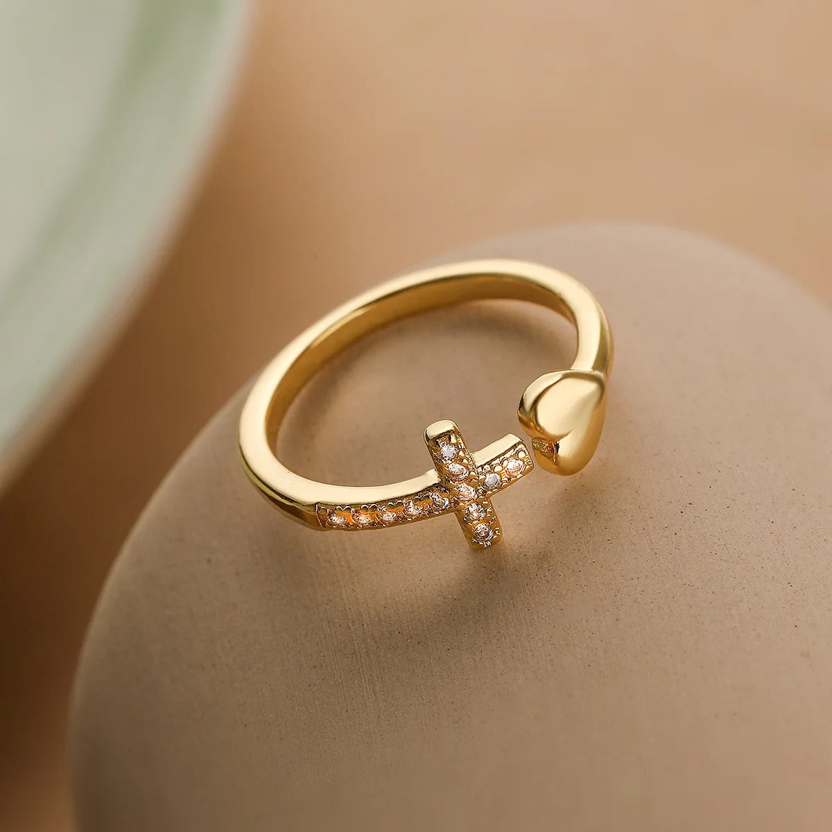 Bague ajustable en or avec croix religieuse et cœur - Lydieannejewelry