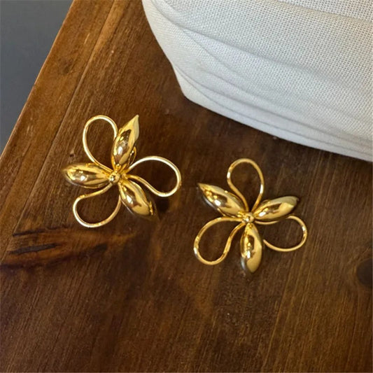 Boucles d'oreilles classiques en or sculptées avec motif floral - Lydieannejewelry