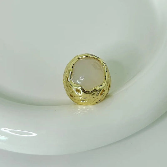 Bague ajustable en or et pierre beige clair texturée - Lydieannejewelry