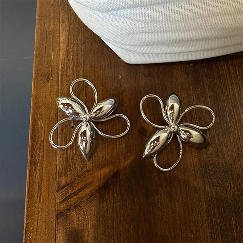 Boucles d'oreilles classiques en argent avec pétales brillants - Lydieannejewelry