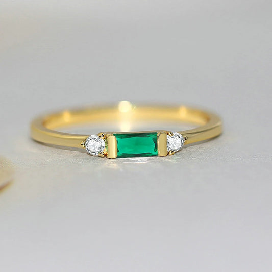 Bague classique en or avec pierre verte et diamants radiants - Lydieannejewelry