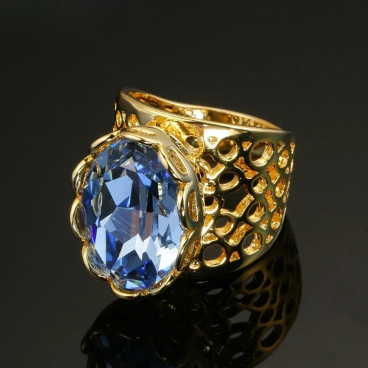 Bague classique en or avec pierre bleue et motif ajouré complexe - Lydieannejewelry