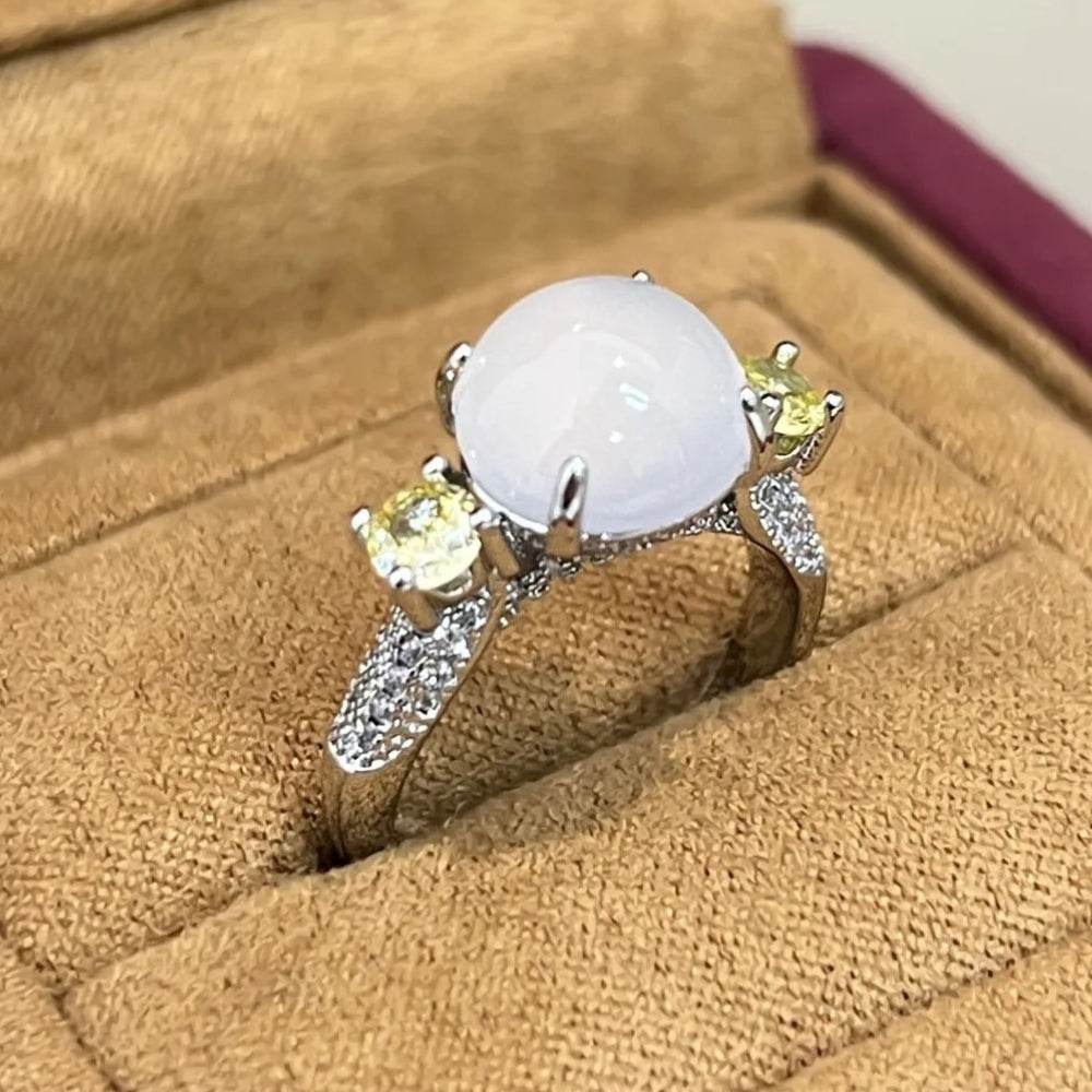 Bague ajustable classique en argent jaune avec pierre précieuse ronde blanche - Lydieannejewelry