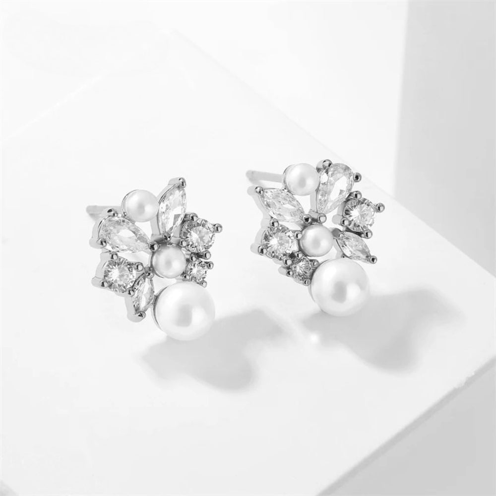Boucles d'oreilles à clous en argent avec perles florales - Lydieannejewelry