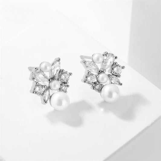 Boucles d'oreilles à clous en argent avec perles florales - Lydieannejewelry