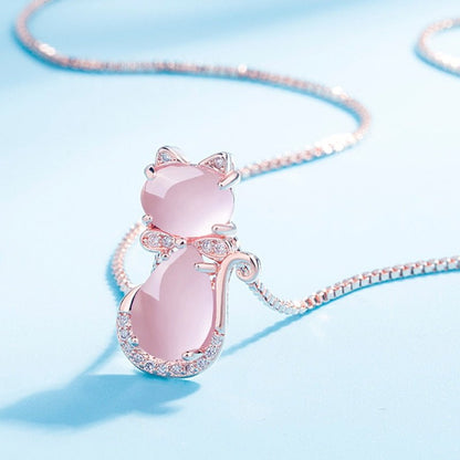Collier avec une jolie pierre rose en forme de chat et zircone