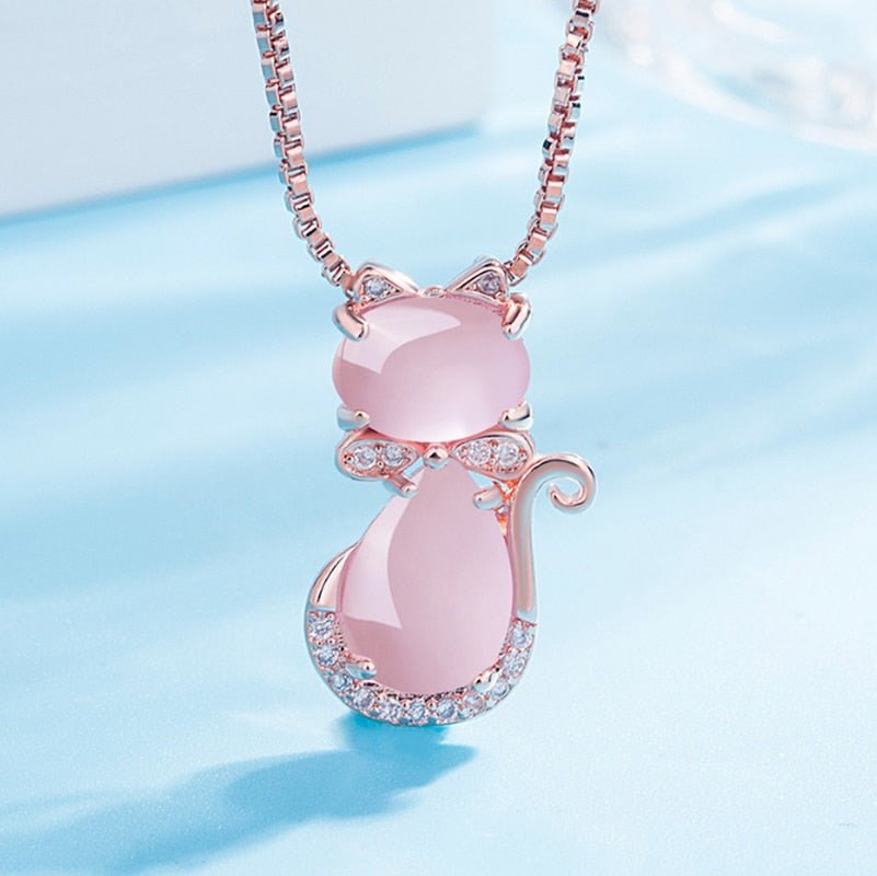Collier avec une jolie pierre rose en forme de chat et zircone