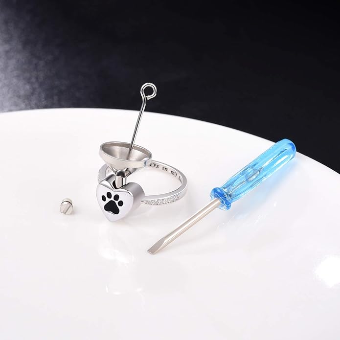 Bague urne avec motif cœur et empreinte de patte – Bijoux commémoratifs pour animaux de compagnie